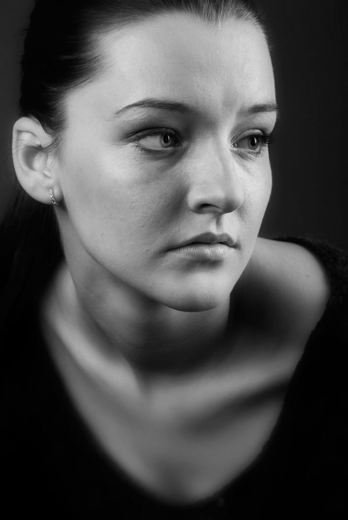 portret klasyczny na czarnym tle - kobieta